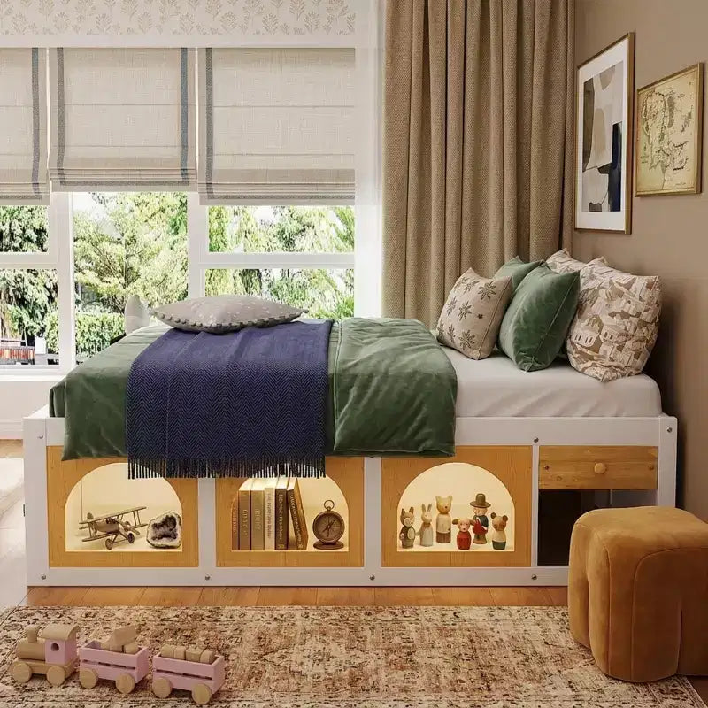 Letto a piattaforma in legno con libreria a pedana, mobiletto con display a LED e cassetto portaoggetti
