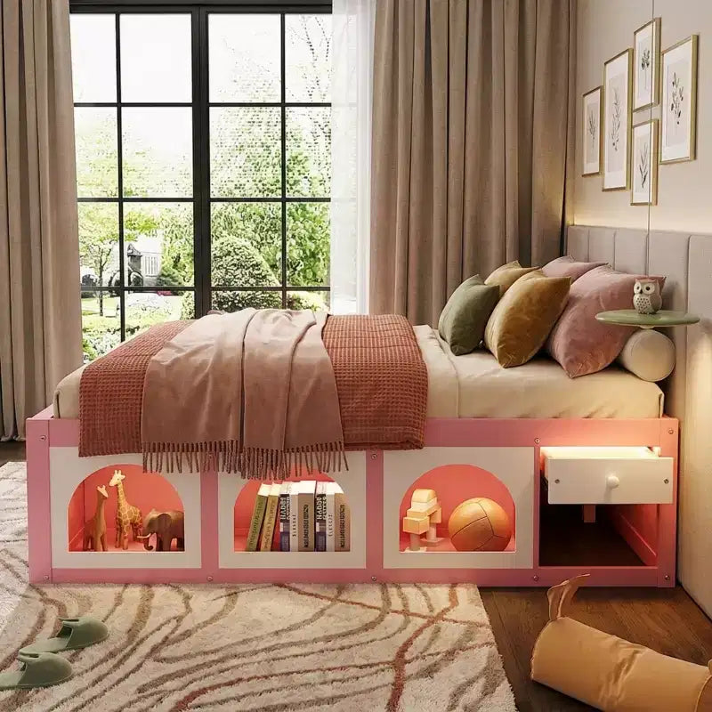Letto a piattaforma in legno con libreria a pedana, mobiletto con display a LED e cassetto portaoggetti