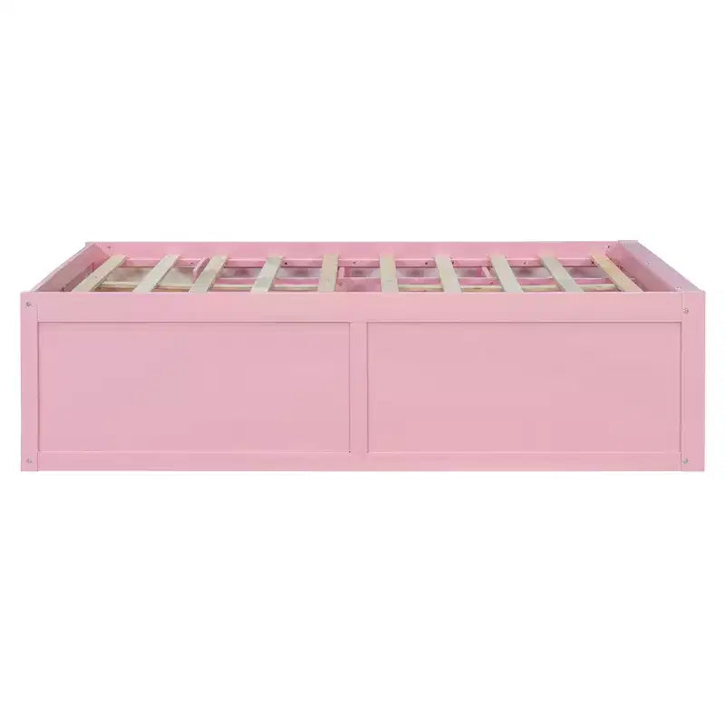 Letto a piattaforma in legno con libreria a pedana, mobiletto con display a LED e cassetto portaoggetti