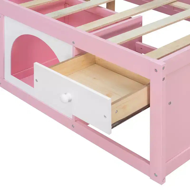 Letto a piattaforma in legno con libreria a pedana, mobiletto con display a LED e cassetto portaoggetti