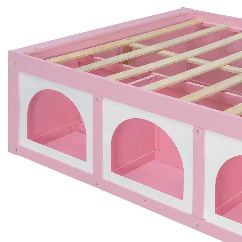 Letto a piattaforma in legno con libreria a pedana, mobiletto con display a LED e cassetto portaoggetti