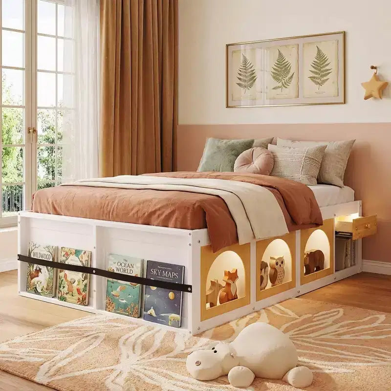 Letto a piattaforma in legno con libreria a pedana, mobiletto con display a LED e cassetto portaoggetti