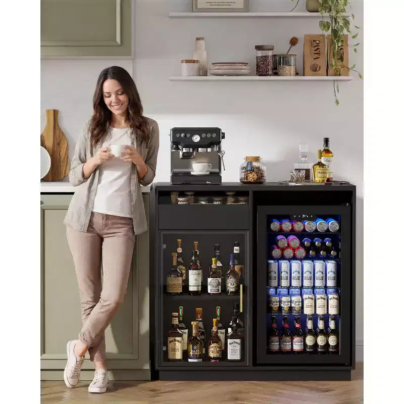 Mobile Caffetteria con Spazio per Frigo, Luci LED e Prese Elettriche, Mobile Bar con Vetrina e Ante in Vetro, Nero