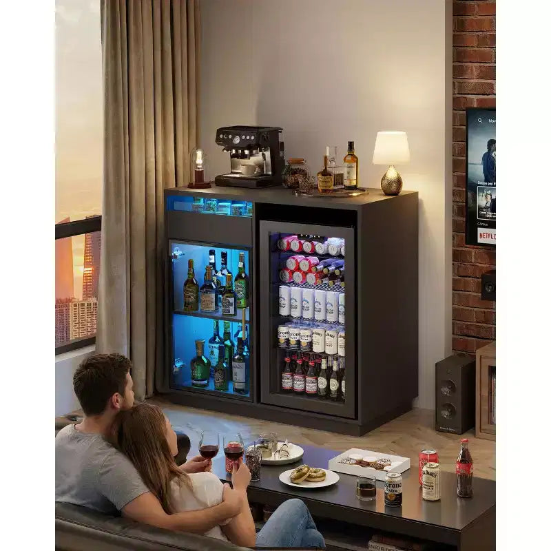 Mobile Caffetteria con Spazio per Frigo, Luci LED e Prese Elettriche, Mobile Bar con Vetrina e Ante in Vetro, Nero