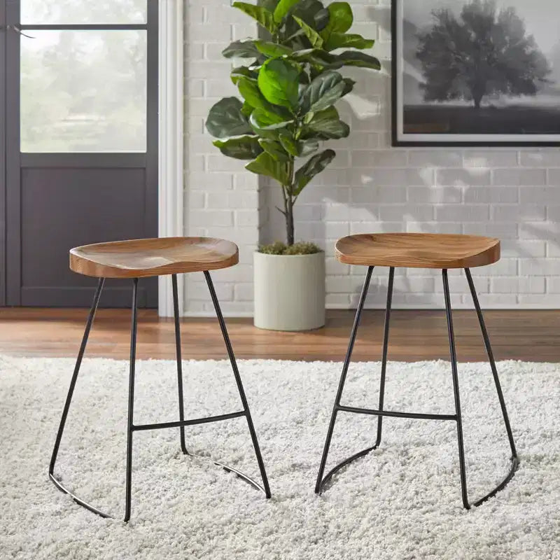 Set di 2 sgabelli da bar Chapman da 61 cm, struttura nera, legno di pino, design industriale