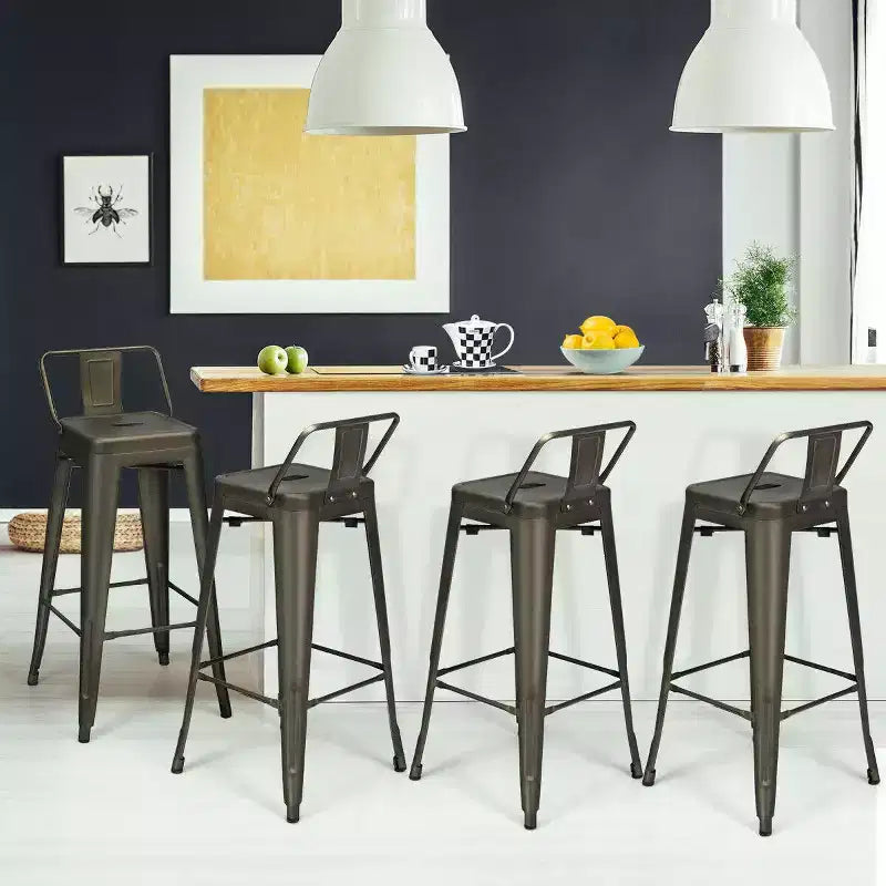 Set di 4 sgabelli da bar industriali in metallo, altezza seduta 76 cm, schienale basso, impilabili, capacità 150 kg