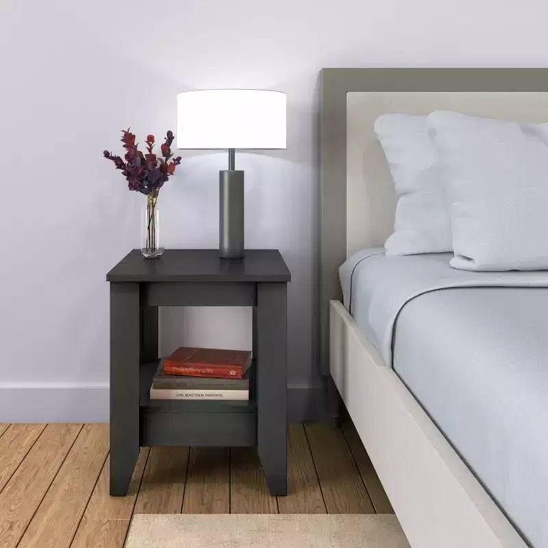 Comodino classico con cassetto e ripiano, comodino in legno massello per la camera da letto